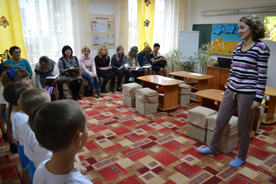 На корекційно-розвитковому занятті з логоритміки вчителя вищої категорії Богдани Гаркавої