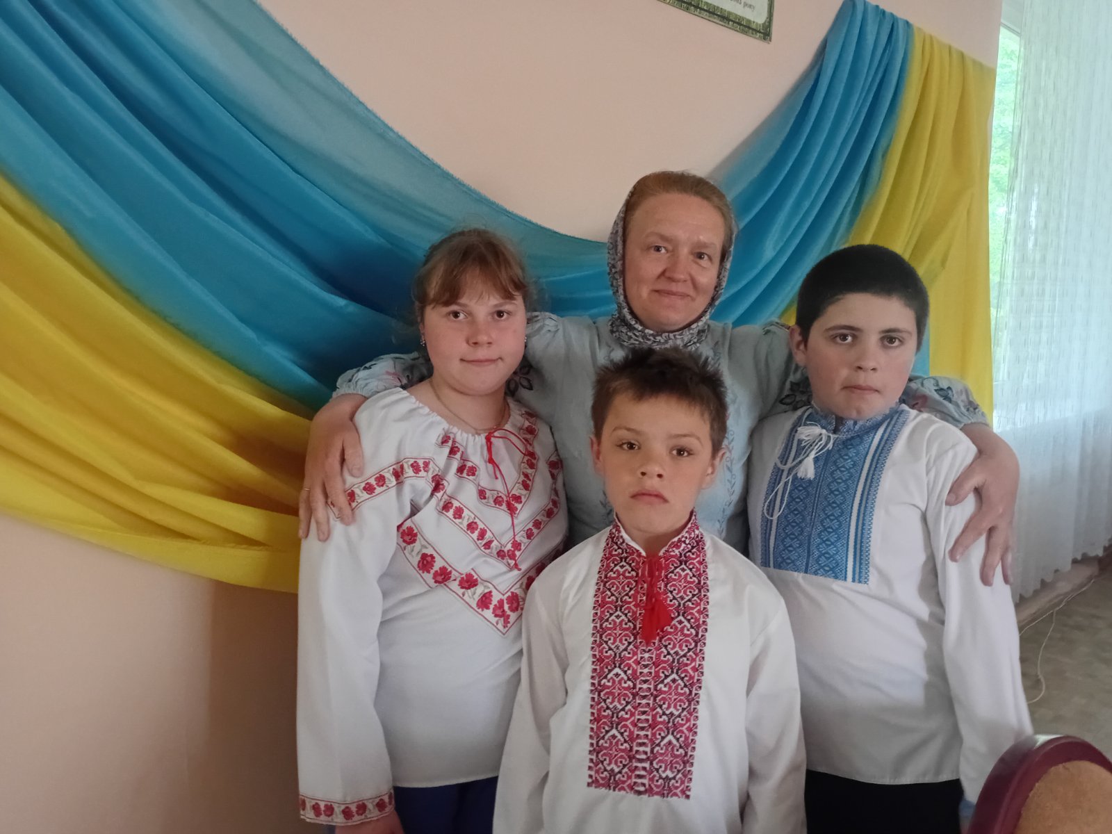 Фото флешмоб "Вишиванку одягаємо, Україну прославляємо!"