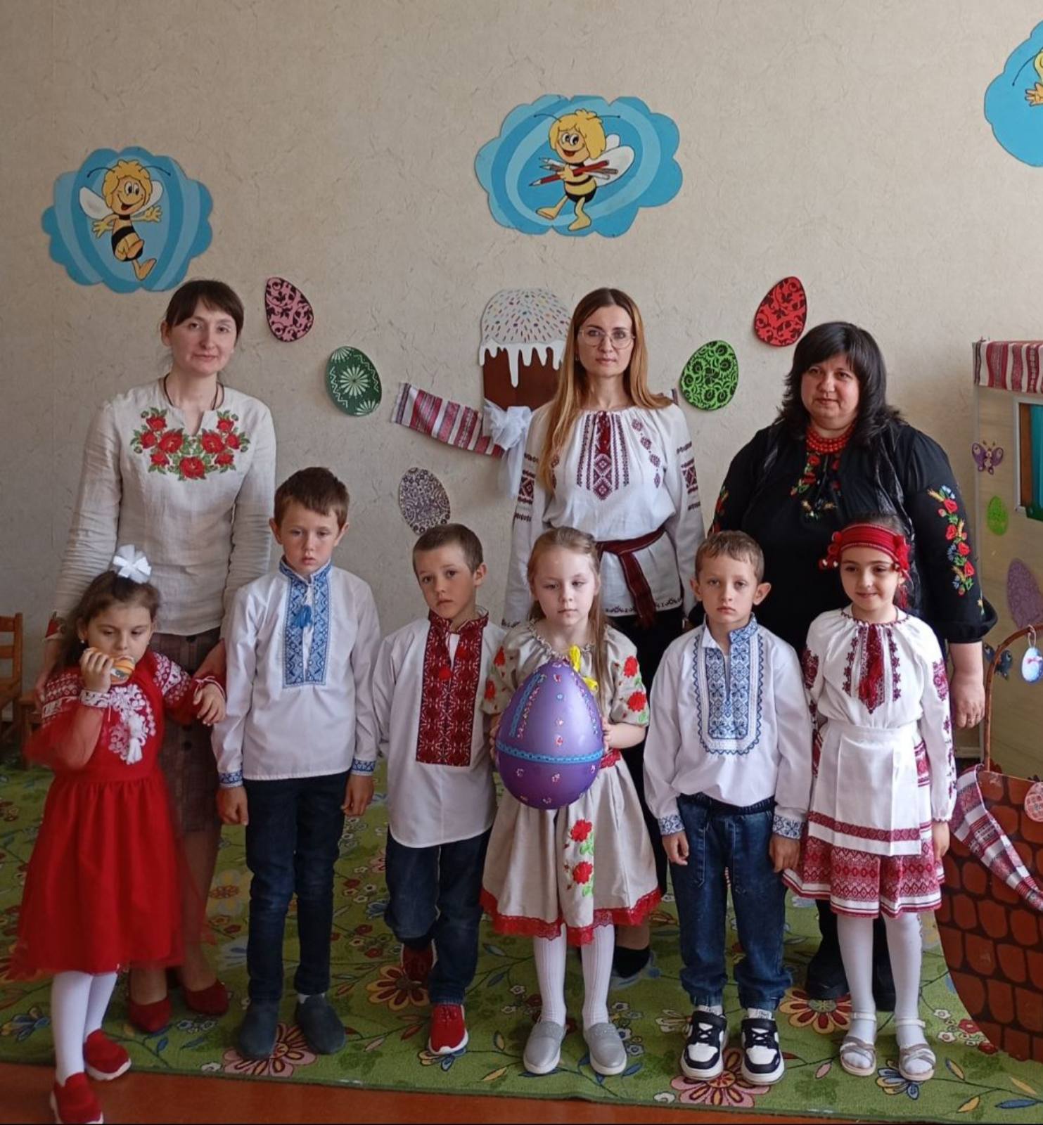 Фото флешмоб "Вишиванку одягаємо, Україну прославляємо!"