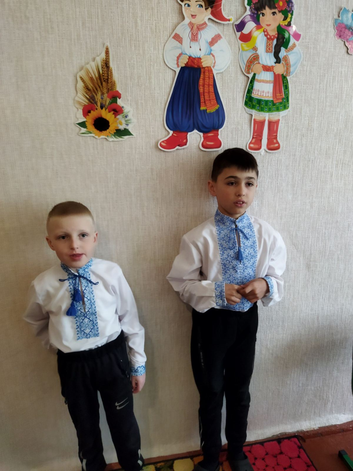 Фото флешмоб "Вишиванку одягаємо, Україну прославляємо!"