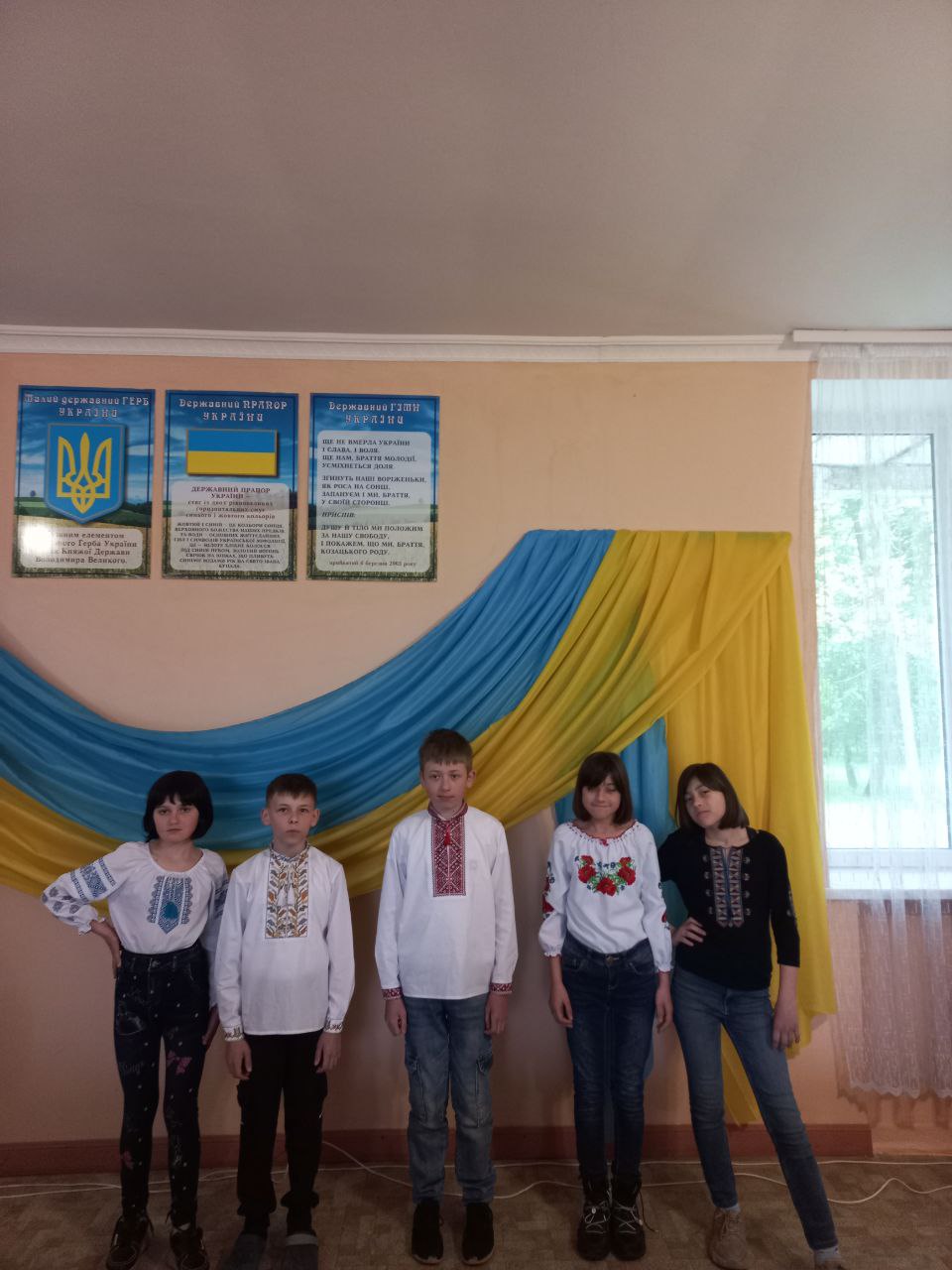 Фото флешмоб "Вишиванку одягаємо, Україну прославляємо!"