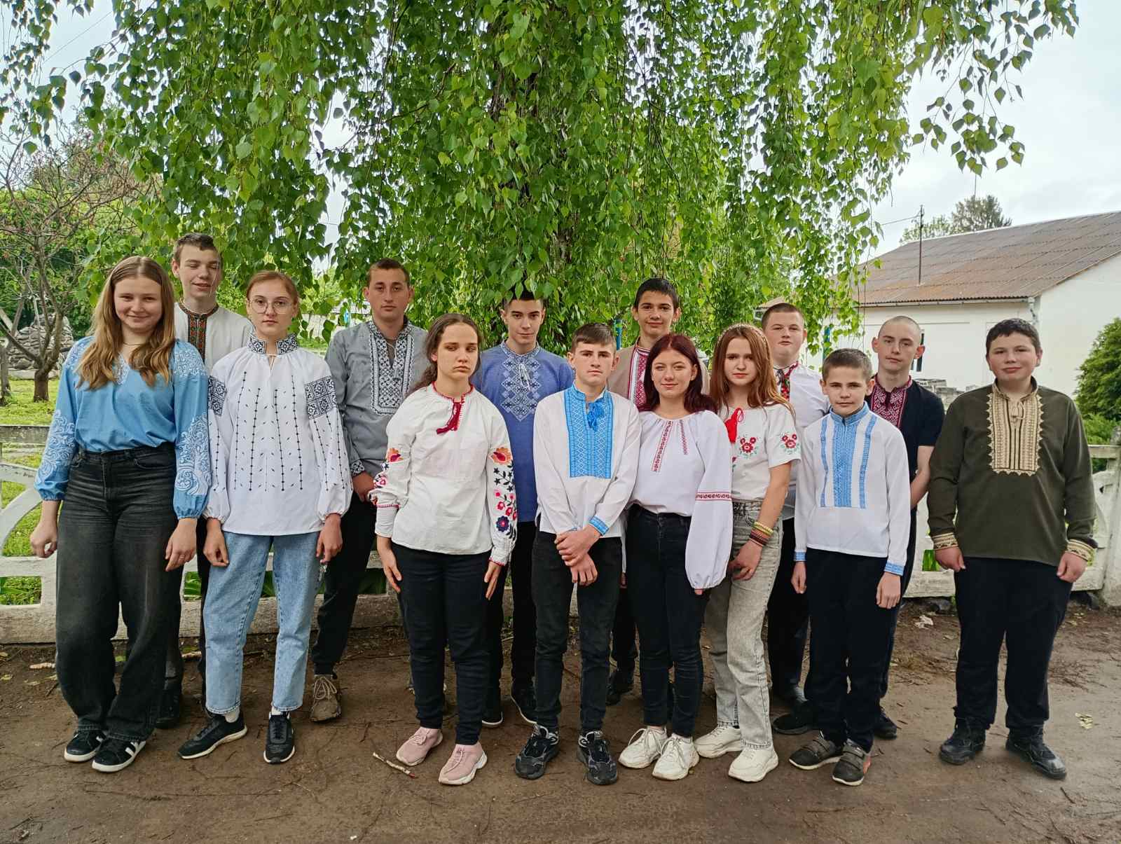 Фото флешмоб "Вишиванку одягаємо, Україну прославляємо!"