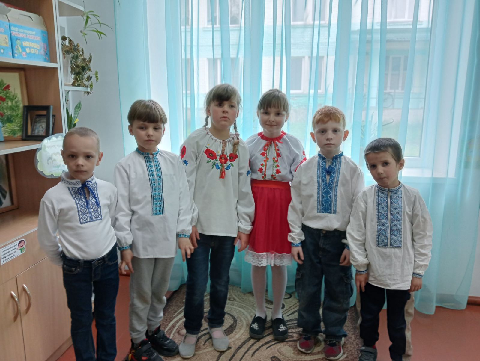 Фото флешмоб "Вишиванку одягаємо, Україну прославляємо!"