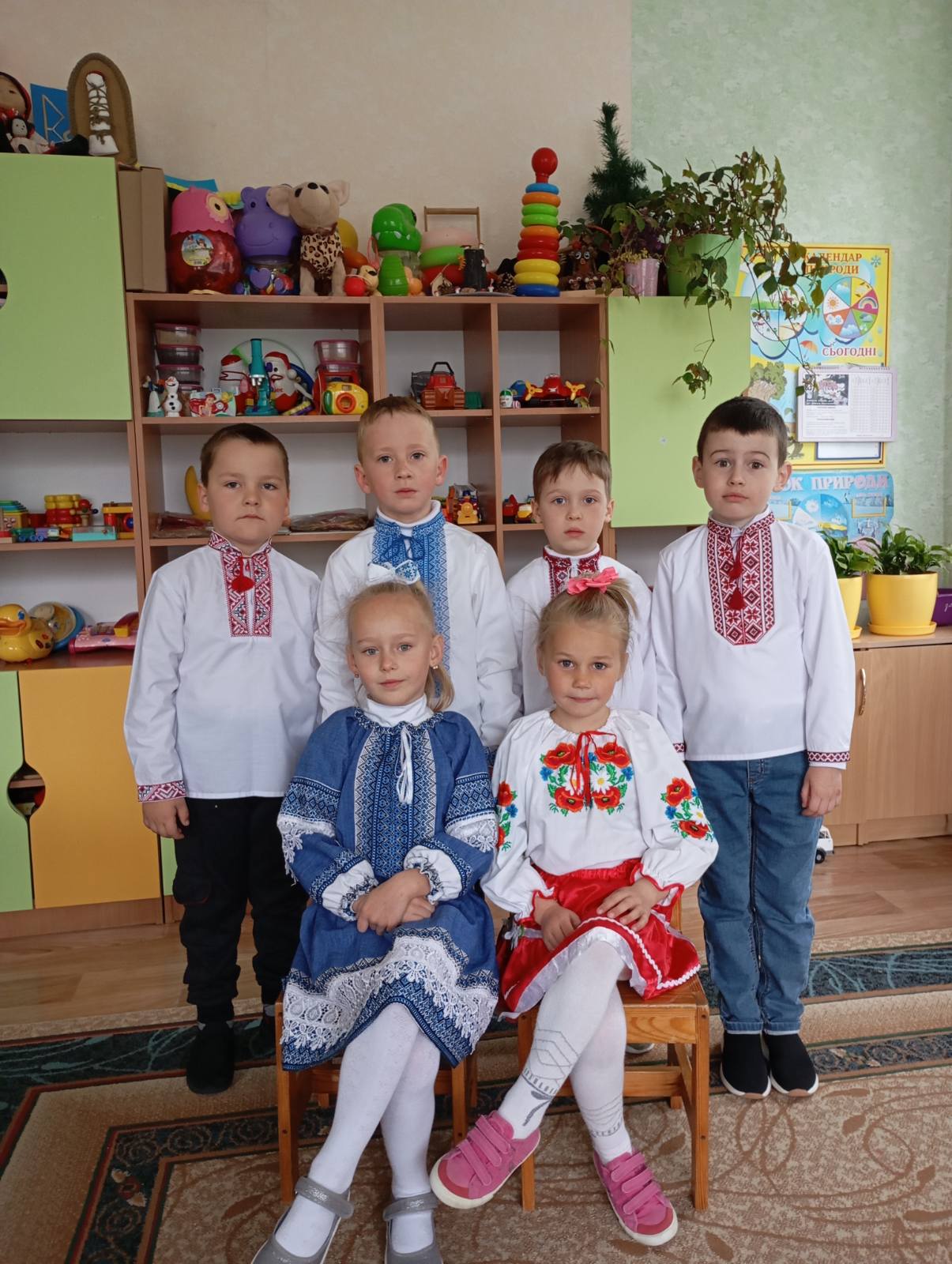 Фото флешмоб "Вишиванку одягаємо, Україну прославляємо!"