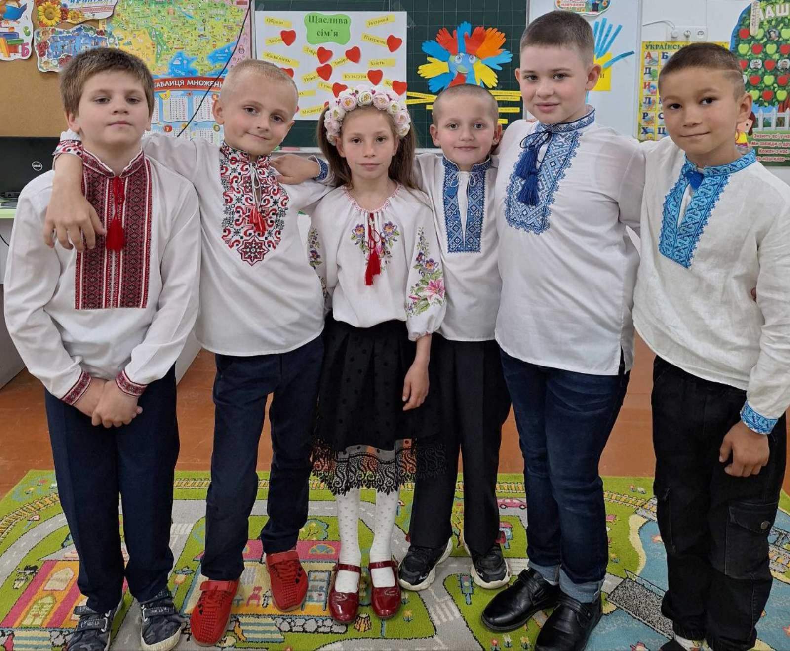 Фото флешмоб "Вишиванку одягаємо, Україну прославляємо!"