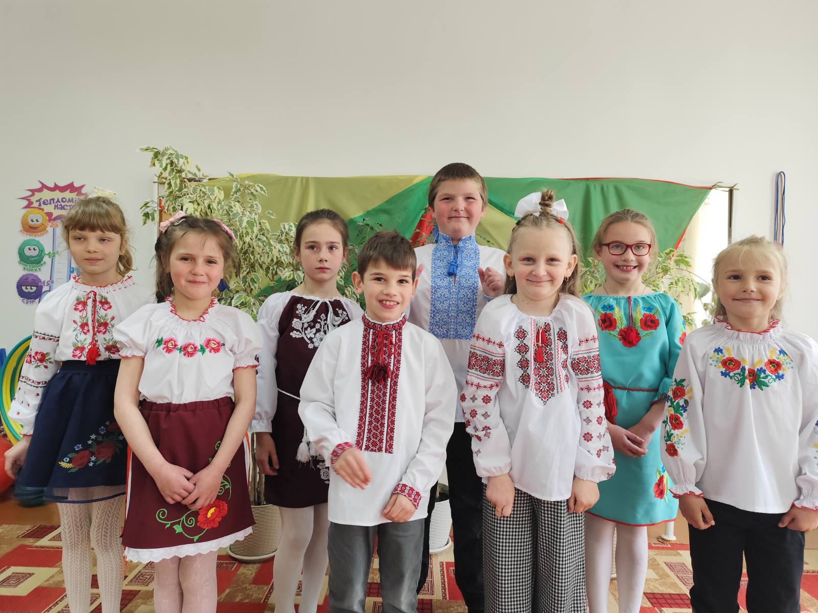 Фото флешмоб "Вишиванку одягаємо, Україну прославляємо!"