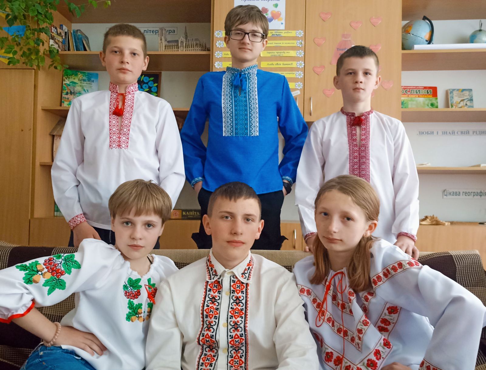 Фото флешмоб "Вишиванку одягаємо, Україну прославляємо!"