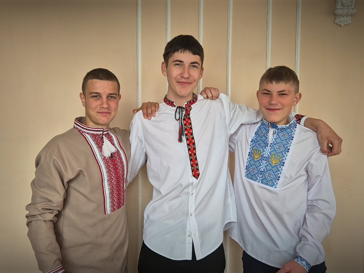 Фото флешмоб "Вишиванку одягаємо, Україну прославляємо!"